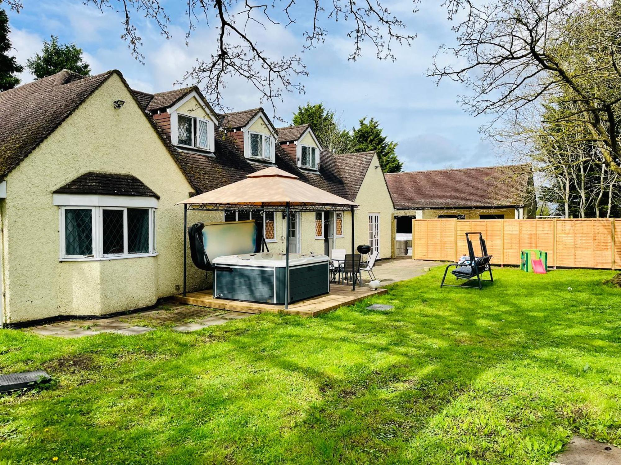 Rural Lodge Stay In Windsor! Hot Tub! Sleeps 20 Bray Exterior photo