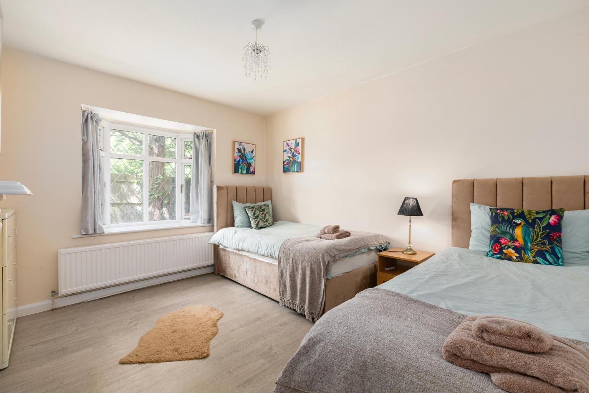 Rural Lodge Stay In Windsor! Hot Tub! Sleeps 20 Bray Exterior photo