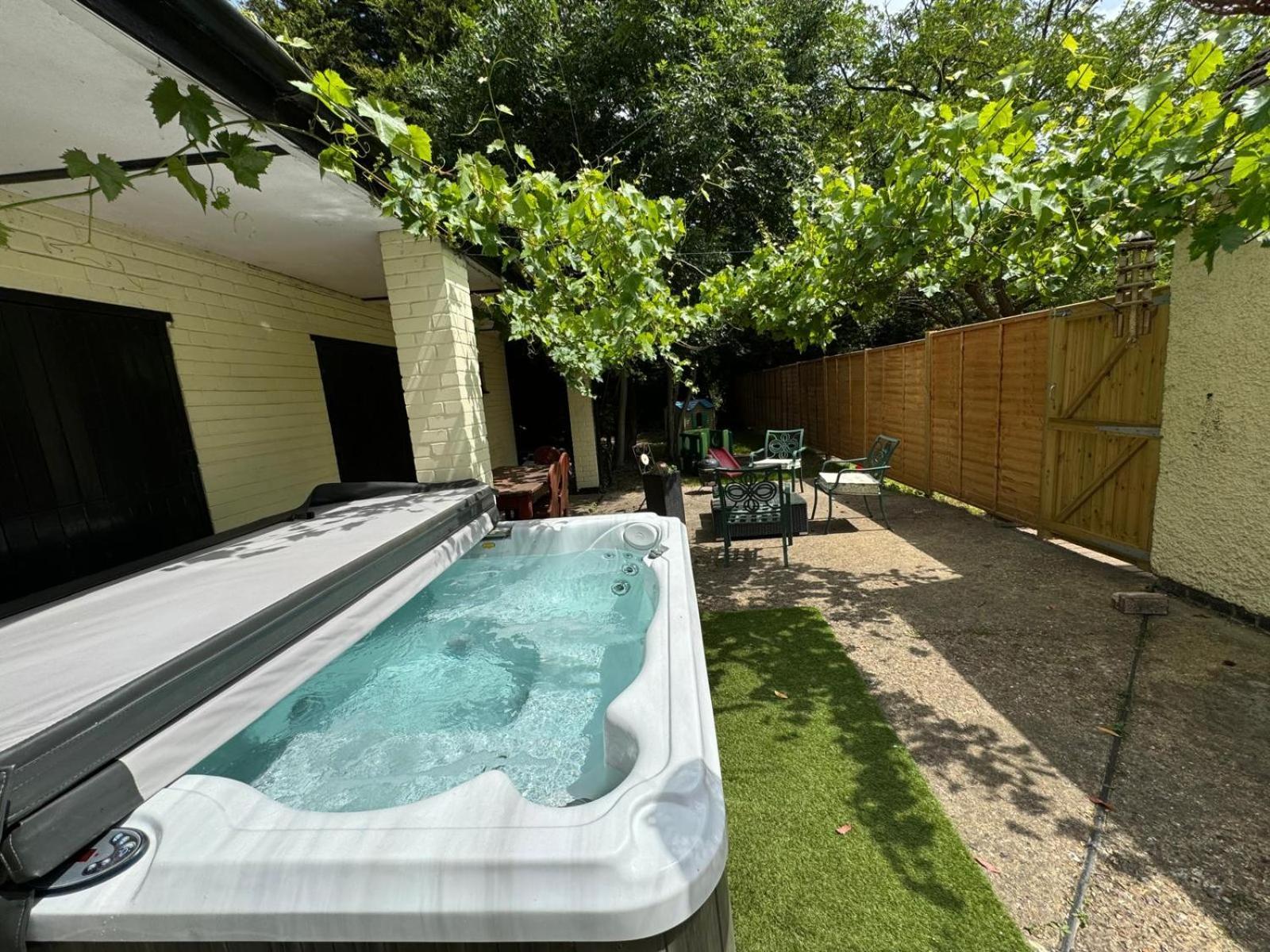 Rural Lodge Stay In Windsor! Hot Tub! Sleeps 20 Bray Exterior photo