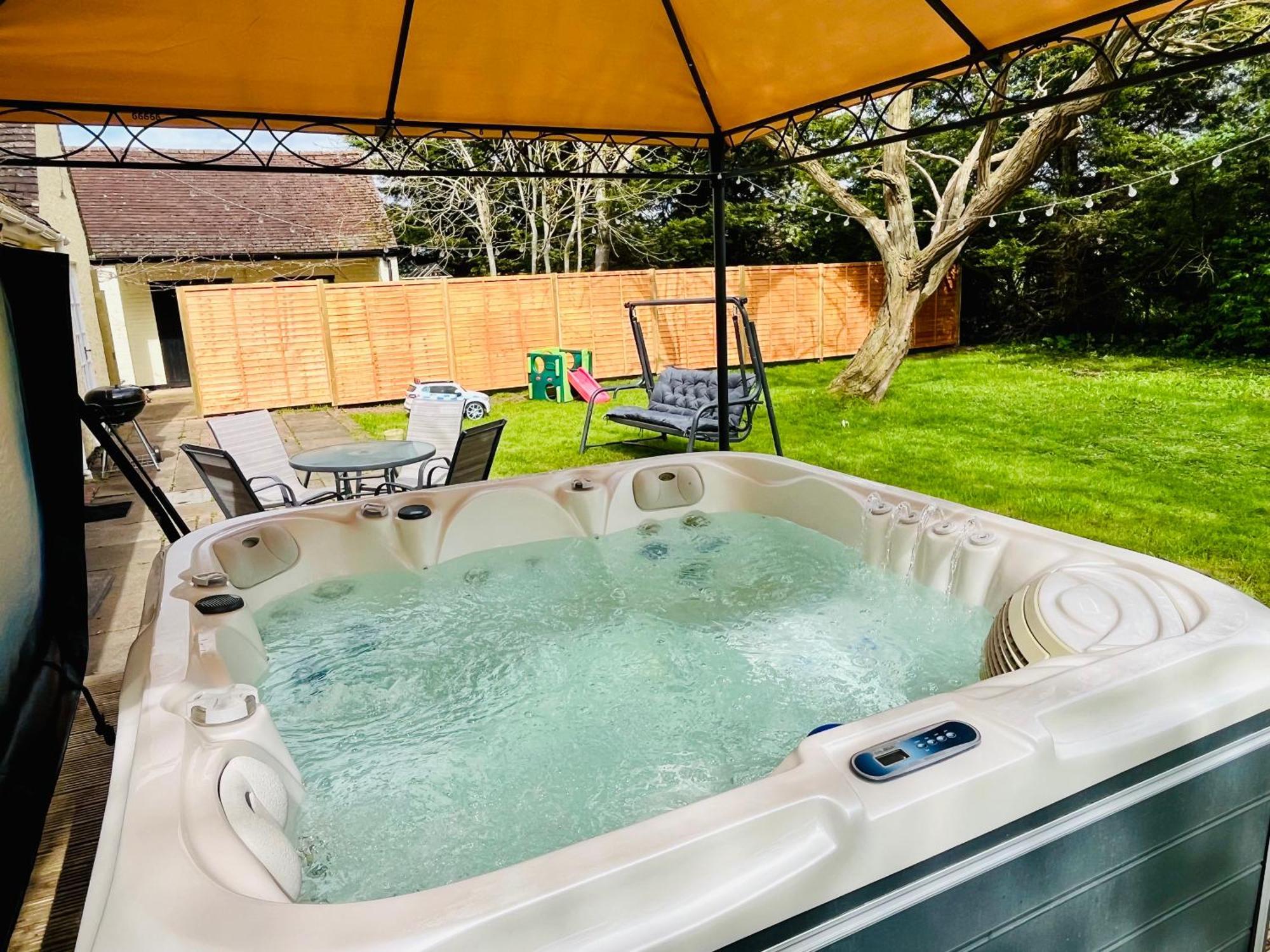 Rural Lodge Stay In Windsor! Hot Tub! Sleeps 20 Bray Exterior photo