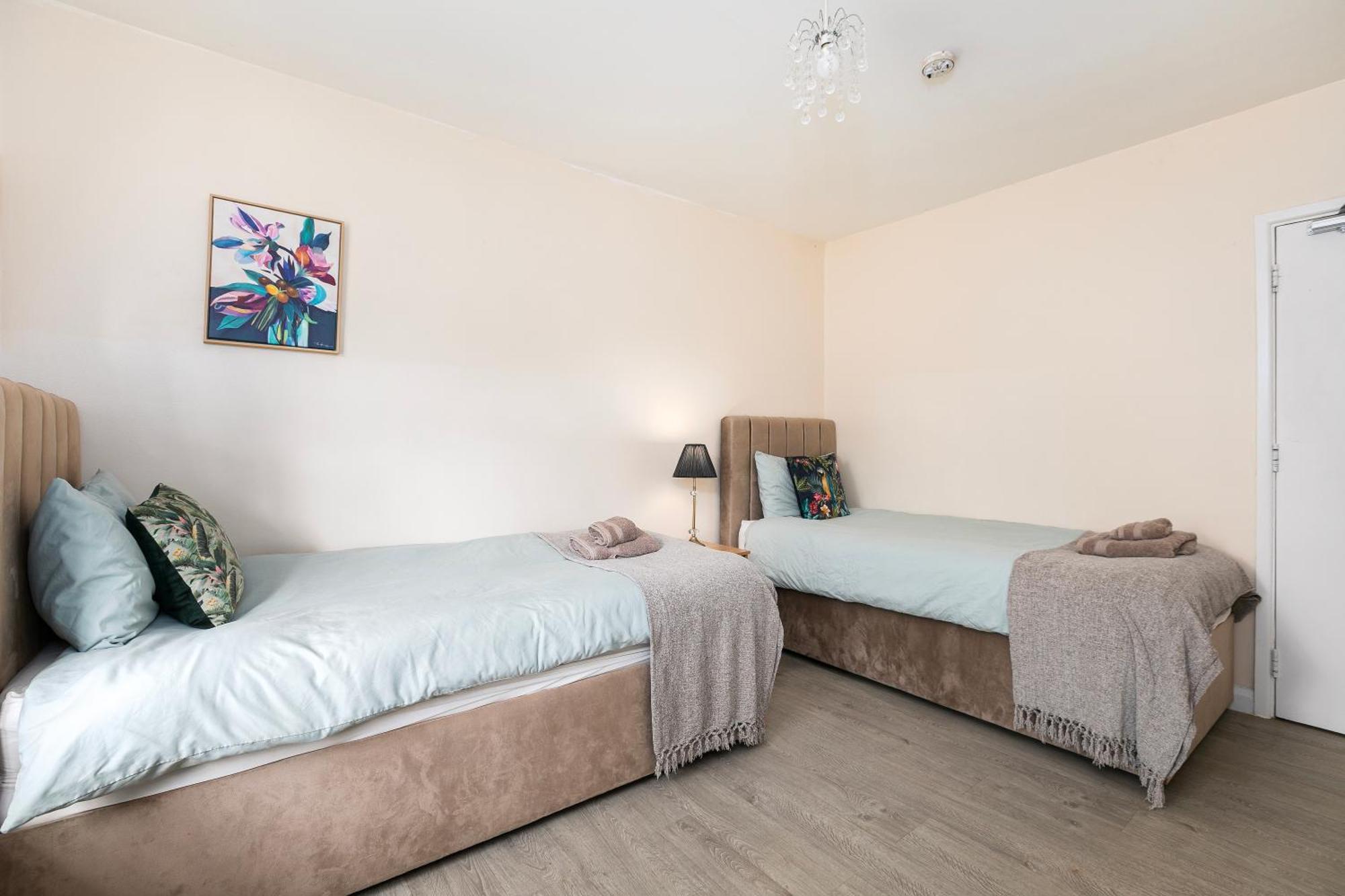 Rural Lodge Stay In Windsor! Hot Tub! Sleeps 20 Bray Exterior photo