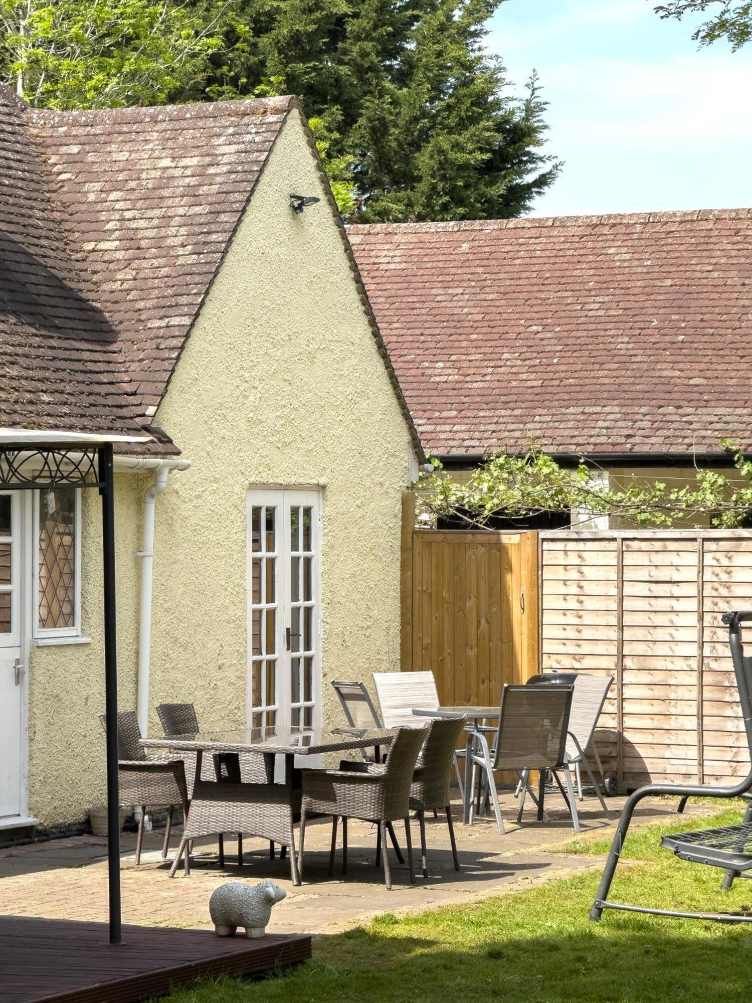 Rural Lodge Stay In Windsor! Hot Tub! Sleeps 20 Bray Exterior photo
