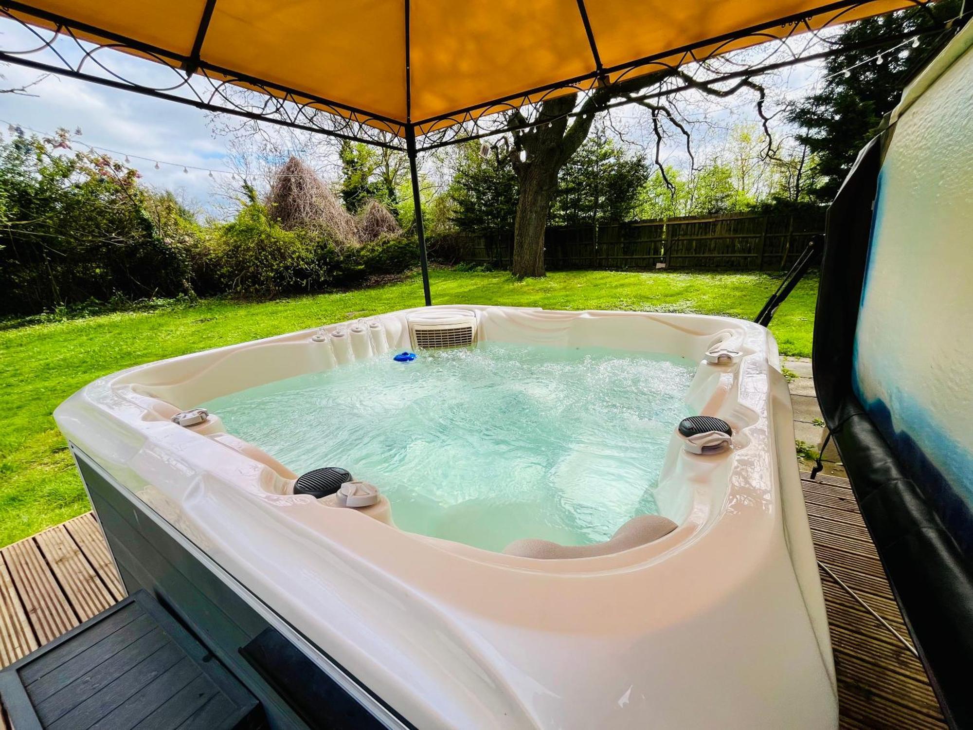 Rural Lodge Stay In Windsor! Hot Tub! Sleeps 20 Bray Exterior photo