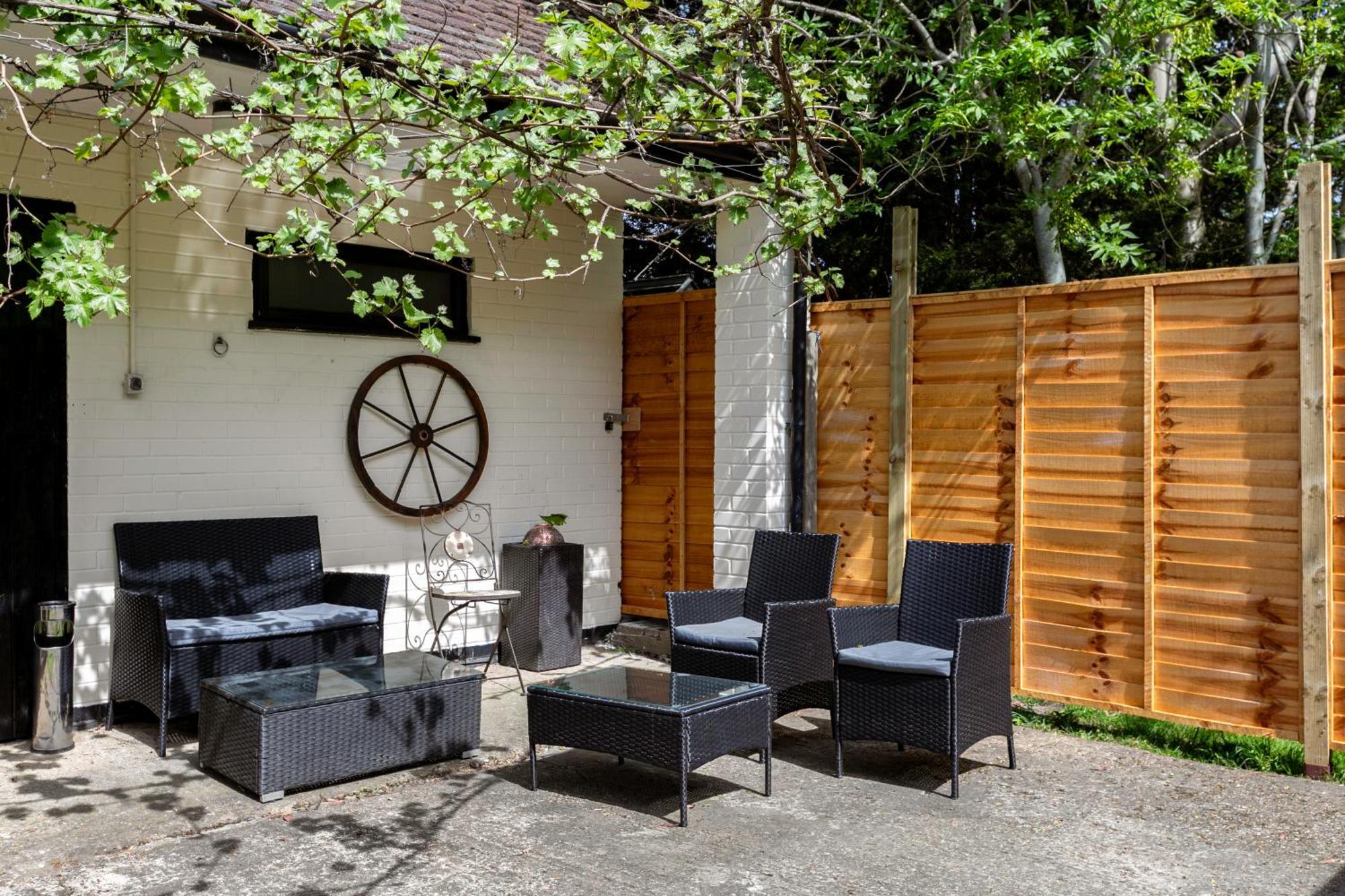 Rural Lodge Stay In Windsor! Hot Tub! Sleeps 20 Bray Exterior photo