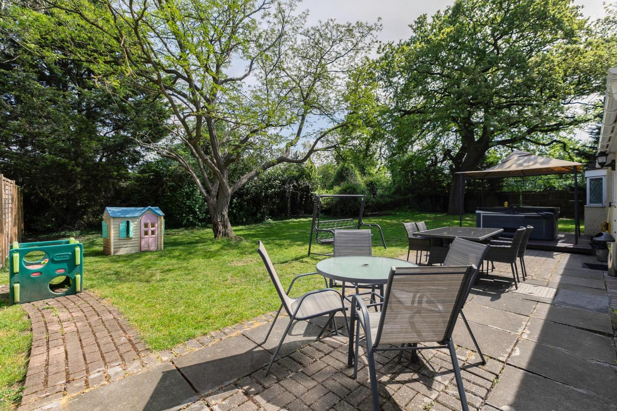 Rural Lodge Stay In Windsor! Hot Tub! Sleeps 20 Bray Exterior photo