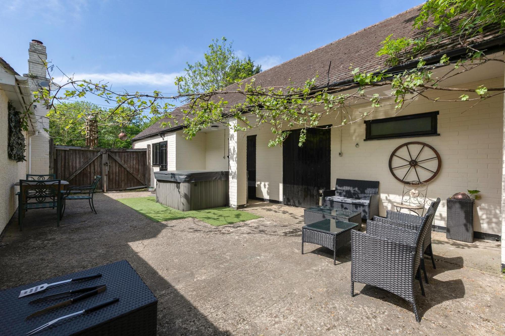 Rural Lodge Stay In Windsor! Hot Tub! Sleeps 20 Bray Exterior photo