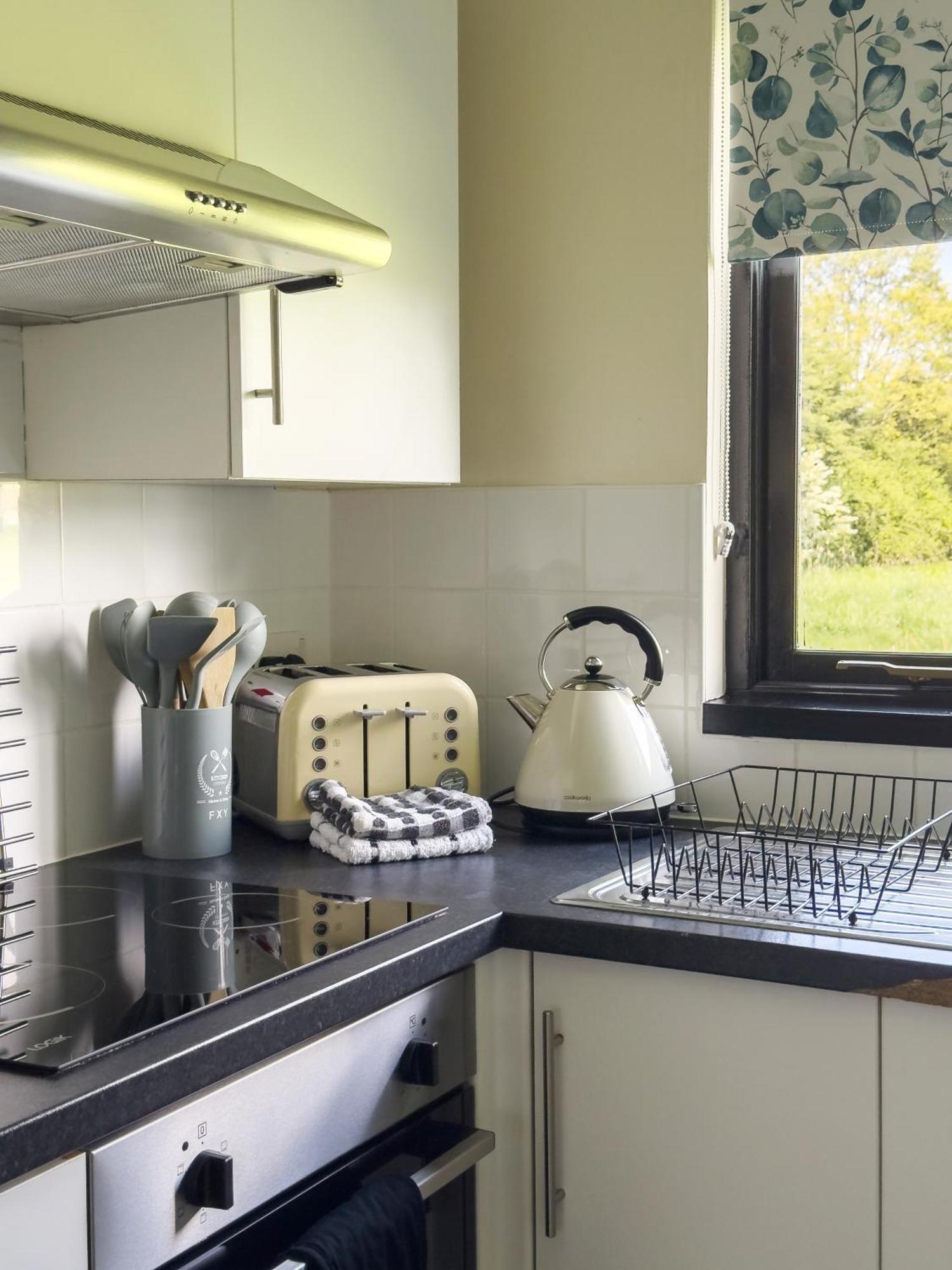 Rural Lodge Stay In Windsor! Hot Tub! Sleeps 20 Bray Exterior photo