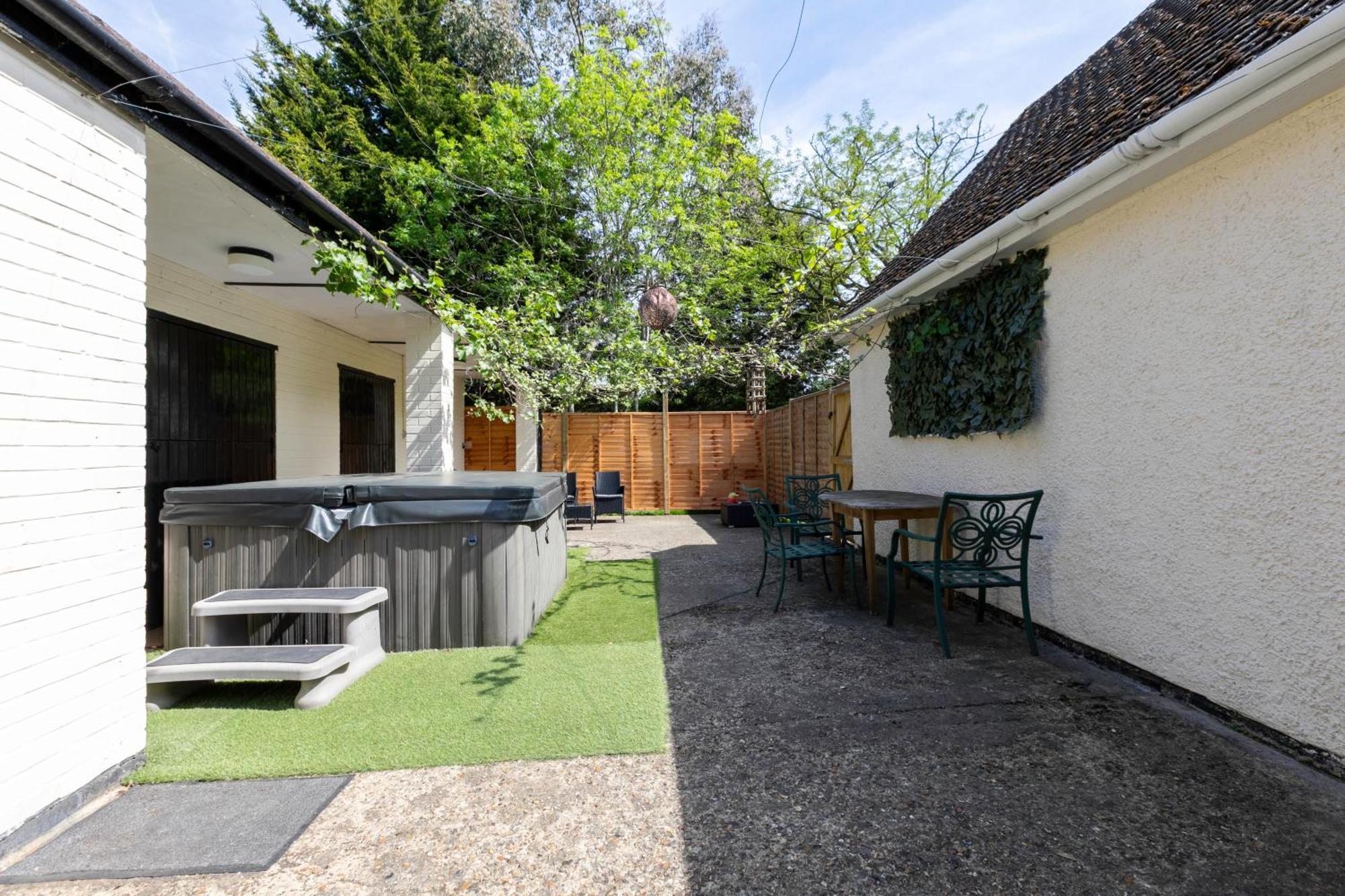 Rural Lodge Stay In Windsor! Hot Tub! Sleeps 20 Bray Exterior photo