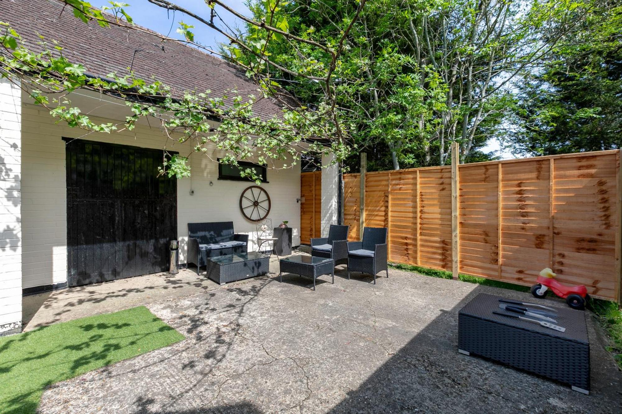 Rural Lodge Stay In Windsor! Hot Tub! Sleeps 20 Bray Exterior photo